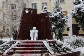 В Дагестане открыли памятник погибшим в борьбе с коронавирусом медикам