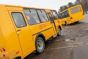 В Краснодаре легковушка протаранила два школьных автобуса