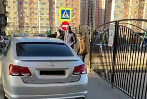В Краснодаре нерадивые автомобилисты перекрыли въезд в детский сад