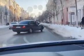 «Там Бентли, брат»: в центре Краснодара водитель устроил опасную езду (ВИДЕО)