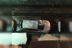 В Краснодаре глыба льда разбила очередной автомобиль (ВИДЕО)