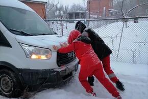 В Краснодаре в снегу вязнут автомобили (ВИДЕО)