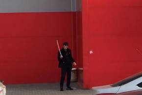 В Новороссийске возле гипермаркета разгуливал «самурай» с мечом
