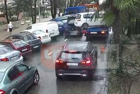 В Сочи эвакуатор повредил два автомобиля