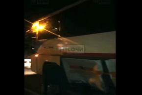 В Сочи легковой автомобиль влетел в автобус (ВИДЕО)