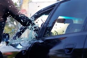 В Сочи охранник магазина разбил машину таксиста без маски
