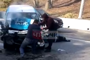 На трассе в Сочи образовалась пробка из-за аварии (ВИДЕО) 