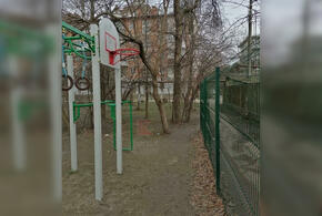 Нарочно не придумаешь: в Краснодаре баскетбольное кольцо установили впритык к забору