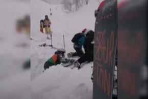 В горах Сочи сноубордист попал в снежную ловушку (ВИДЕО)