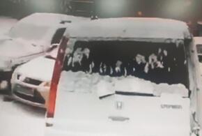 В Краснодаре пять машины скатились с ледяной горки (ВИДЕО)