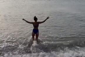 В Новороссийске девушка купалась в мороз и норд-ост (ВИДЕО) 