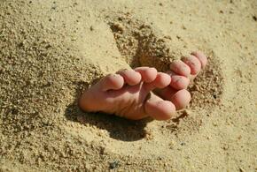 На пляже нашли похороненного заживо младенца