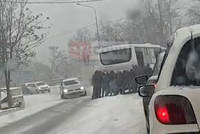 Снегопад парализовал движение на трассе Джубга-Сочи (ВИДЕО)