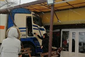 В Краснодарском крае грузовик протаранил столовую 