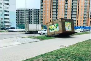 В Новороссийске сильный ветер срывает крыши и переворачивает киоски (ВИДЕО)