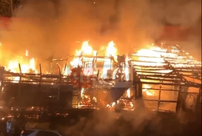 В Сочи сгорел кондитерский магазин (ВИДЕО)