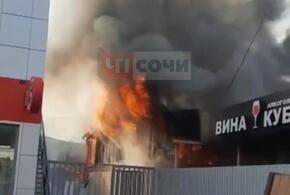 В Сочи сгорели два частных дома и магазин (ВИДЕО)