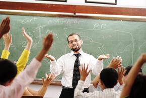 Зарплаты учителей предложено повысить в два раза