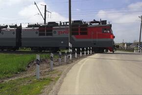 Полицейский из Краснодара спас двух мужчин от смертельного ДТП с поездом 