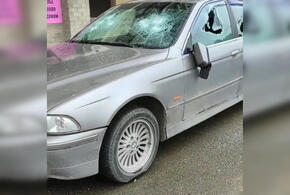 В Краснодаре женщина с топором напала на BMW ВИДЕО
