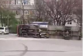 В Новороссийске перевернулся грузовик с рефрижераторами ВИДЕО