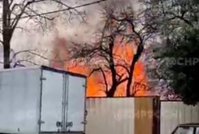 В Сочи пожар уничтожил бесхозное здание ВИДЕО