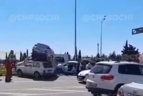 В Сочи в массовой аварии Toyota заехала на «Ниву» ВИДЕО