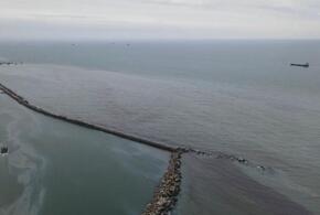 Чиновники озвучили официальную версию разлива нефтепродуктов на побережье в Туапсе ВИДЕО