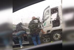 На мокрой дороге в Краснодаре произошла массовая авария