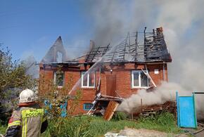 В Краснодаре пожар охватил два частных дома