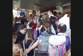 В мэрии Краснодара ответили, почему у станичной школы возникло столпотворение детей