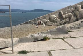 В Новороссийске туристы устроили пляжный отдых на мемориале «Малая земля»