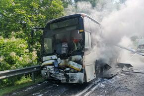 Под Туапсе столкнулись рейсовые автобусы, один из них загорелся