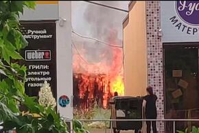 В Анапе у магазинов сгорела хозпостройка ВИДЕО