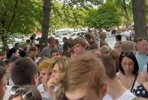 В Краснодаре во время оглашения результатов апелляций по ОГЭ произошло столпотворение у школы ВИДЕО