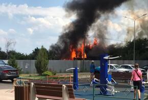 В Краснодаре огонь уничтожил нежилое здание ВИДЕО