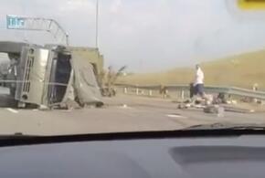 В Краснодарском крае перевернулся грузовик с прицепом ВИДЕО