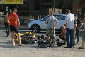 В Сочи мотоциклист с пассажиром протаранил столб ВИДЕО