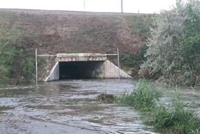 В Анапе из-за подтопления перекрыли проезд под железнодорожным тоннелем ВИДЕО