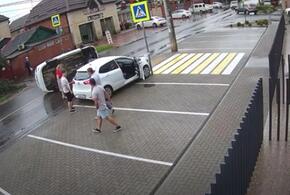 В Краснодаре неправильно припаркованный автомобиль спровоцировал ДТП ВИДЕО