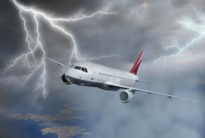 Пассажиры, летевшие в Сочи, сняли удар молнии по самолету ВИДЕО