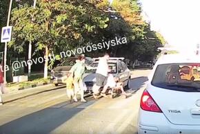В Новороссийске водитель едва не сбил семью на пешеходном переходе ВИДЕО
