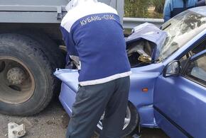 На Кубани Hyundai врезался в грузовик на обочине, погибла женщина