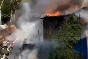 Пожарные в Сочи два часа тушили горящий дом ВИДЕО