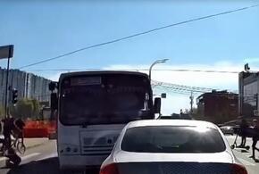 В Краснодаре маршрутный автобус сбил ребенка на самокате ВИДЕО