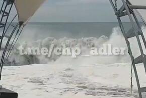В Сириусе шторм смыл с пляжей шезлонги и лодки спасателей ВИДЕО