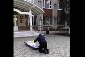 В Тимашевске мужчина принес мертвую жену к дверям администрации