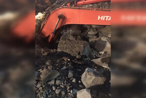 Стало известно, что в Новороссийске при обвале скалы на экскаватор умер рабочий
