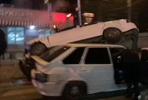 В Краснодаре в ночном ДТП одна легковушка заехала на крышу другой