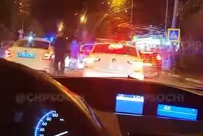 В Сочи жестко столкнулись три автомобиля ВИДЕО